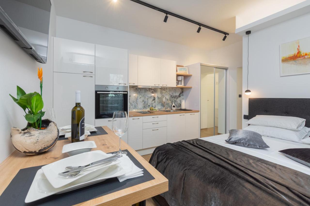 Studio Apartman Lilly With Private Parking In The Yard Of The House 普拉 外观 照片