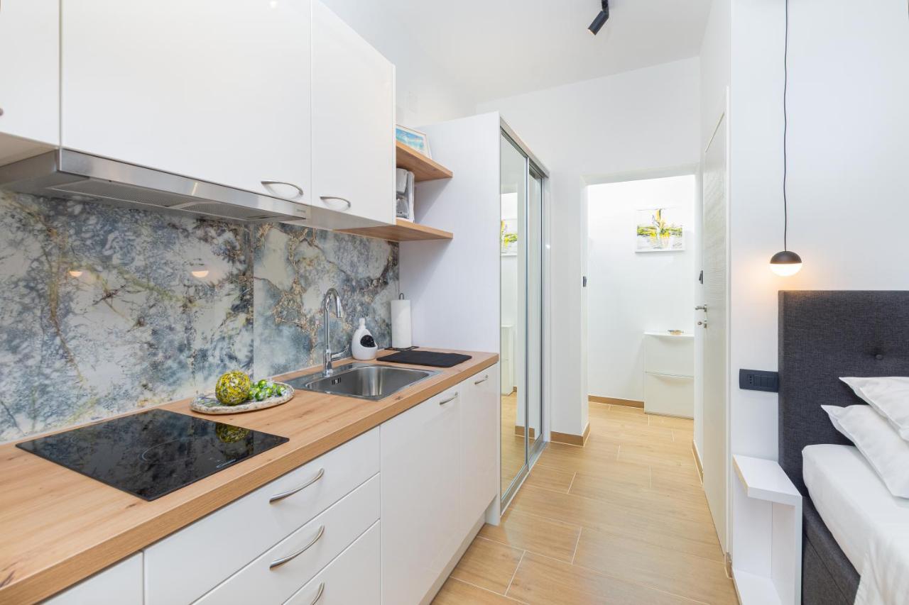 Studio Apartman Lilly With Private Parking In The Yard Of The House 普拉 外观 照片