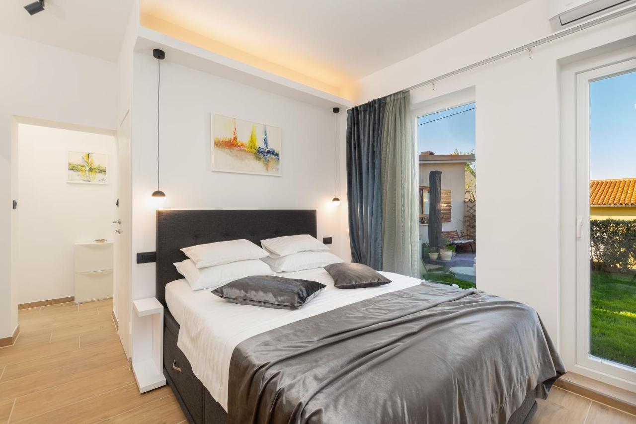 Studio Apartman Lilly With Private Parking In The Yard Of The House 普拉 外观 照片