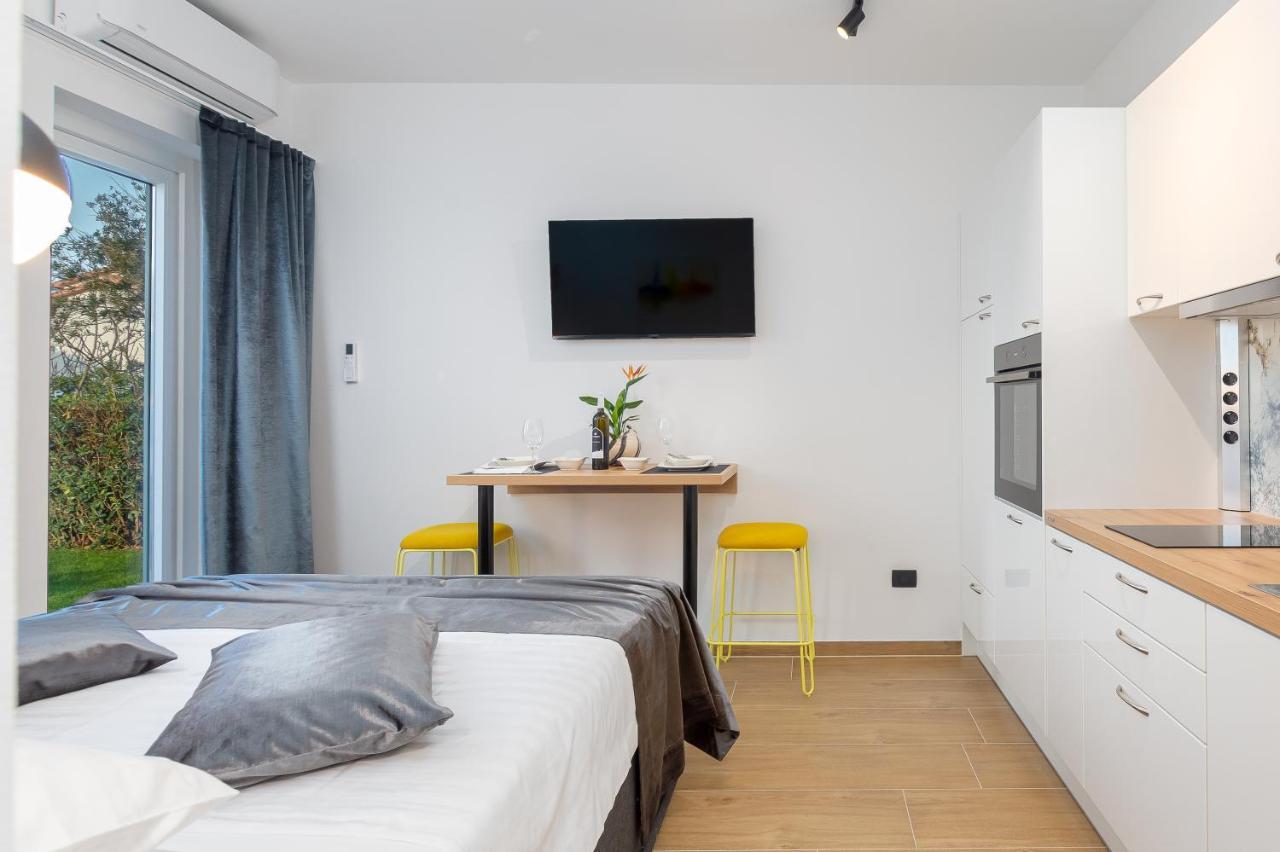 Studio Apartman Lilly With Private Parking In The Yard Of The House 普拉 外观 照片