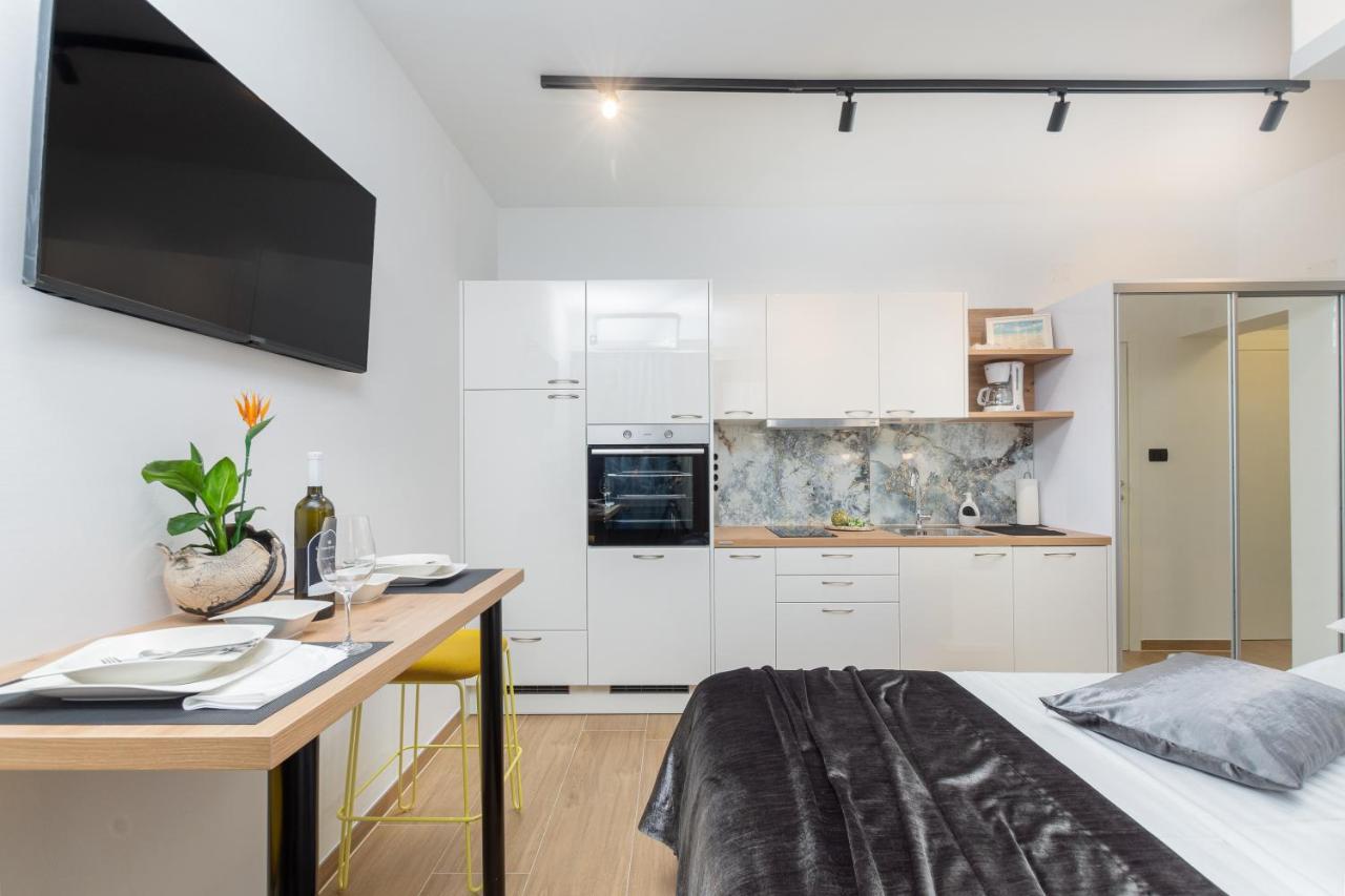 Studio Apartman Lilly With Private Parking In The Yard Of The House 普拉 外观 照片