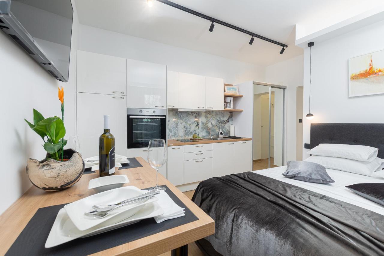 Studio Apartman Lilly With Private Parking In The Yard Of The House 普拉 外观 照片