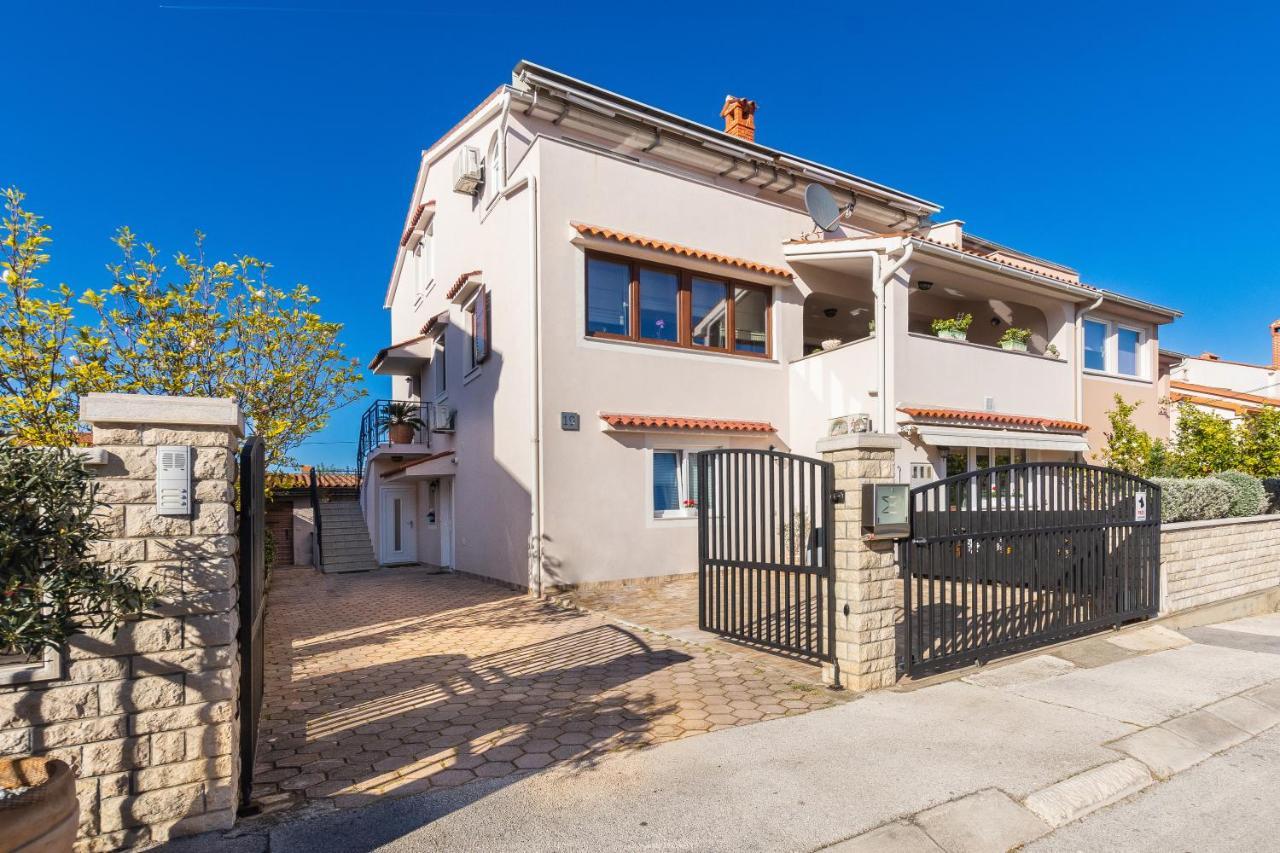 Studio Apartman Lilly With Private Parking In The Yard Of The House 普拉 外观 照片