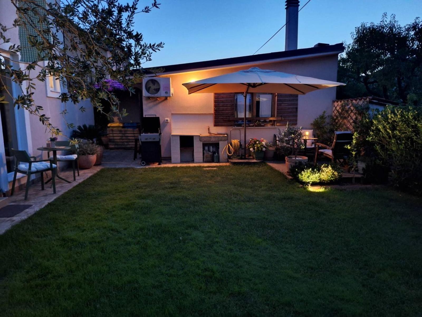 Studio Apartman Lilly With Private Parking In The Yard Of The House 普拉 外观 照片