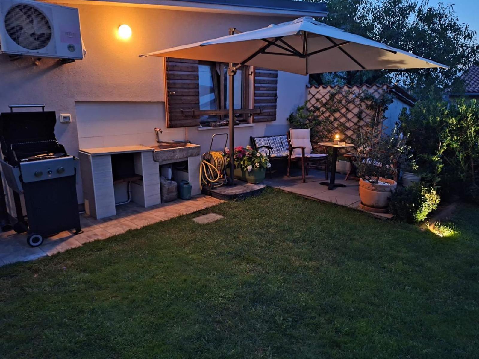 Studio Apartman Lilly With Private Parking In The Yard Of The House 普拉 外观 照片